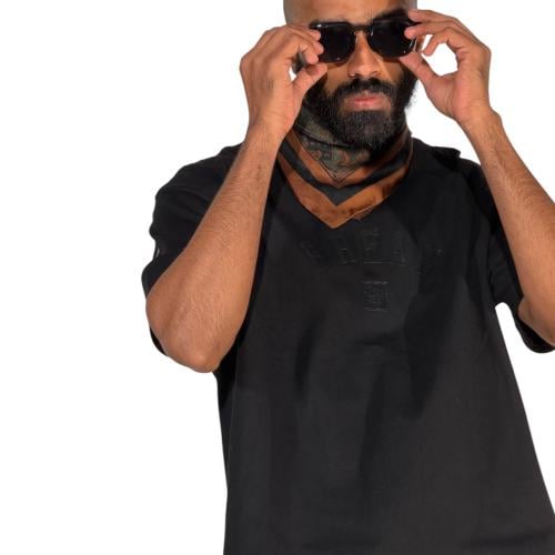 تيشرت أسود "أوفر سايز" بطبعة بارزة