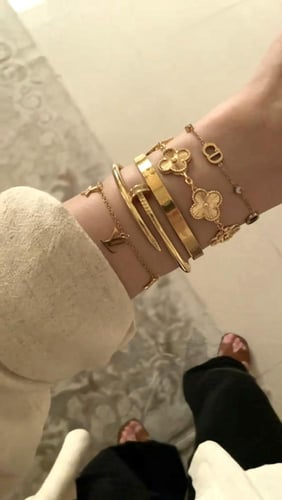 طقم اساور بتنسيق مبتكر