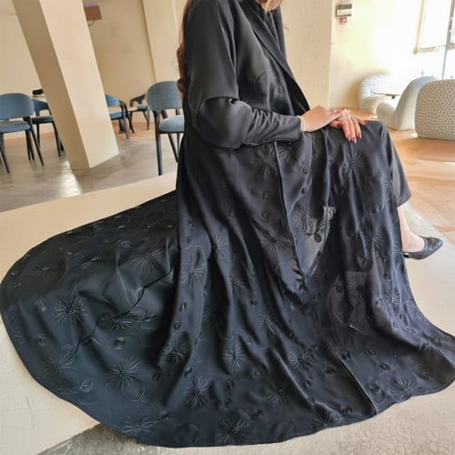 عباية أسود نص كلوش مطرز