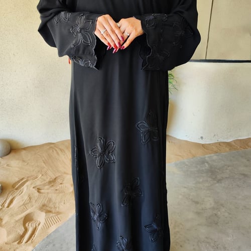 عباية أسود بتطريز بارز