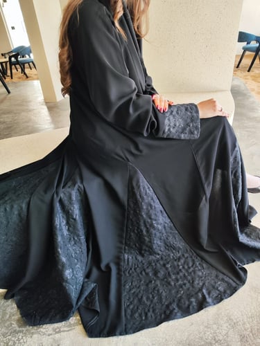 عباية أسود جاكار مثلثات