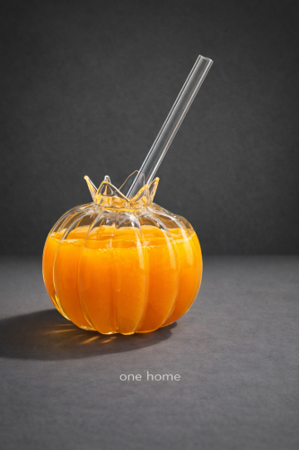 كأس زجاجي تقديم مع سترو