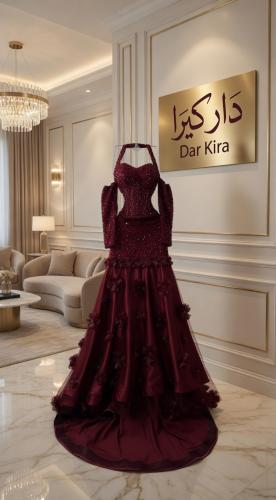 فستان سهرة فاخر باللون العنابي (البرغندي) الداكن من تصميم دار "Dar Kira / دار كيرا".