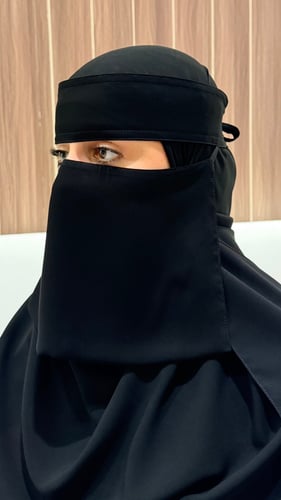 نقاب مايل قصير