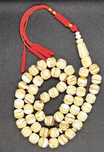 مستكه شبيه المشخط