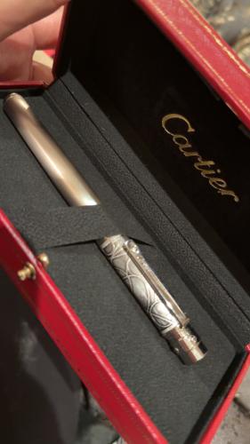 قلم Cartier الانسيابي الفاخر