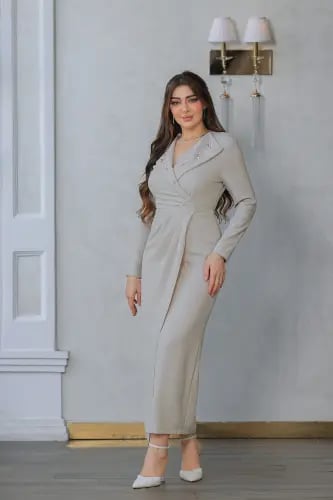 فستان أنيق مع ياقة عريضة مُزينة بتطريز ناعم - 7291