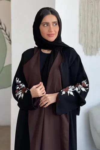 عبايه سوداء بقصة بنيه مورده ع الاكمام