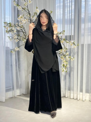 عبايه شتوبه مخمل دانتيل