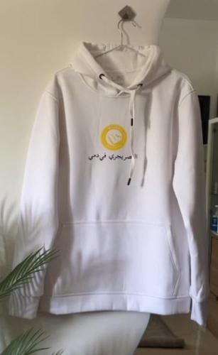 بلوفر النصر يجري في دمي