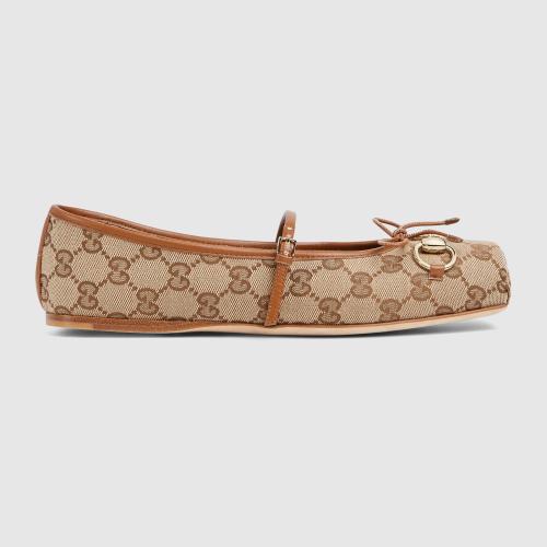 حذاء باليه مسطّح بطبعة Gucci Horsebit للنساء