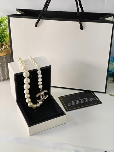 سلاسل مع تعليقة