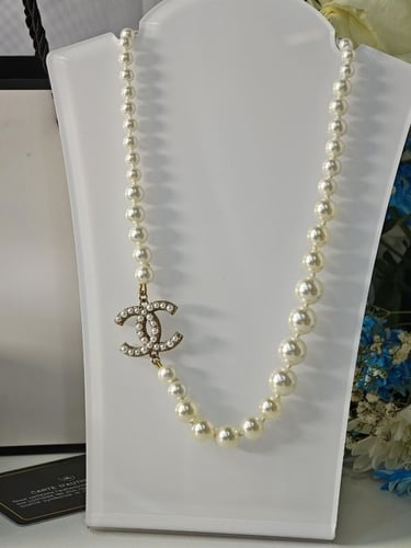 سلاسل مع تعليقة