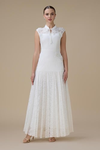 فستان طويل ابيض دانتيل