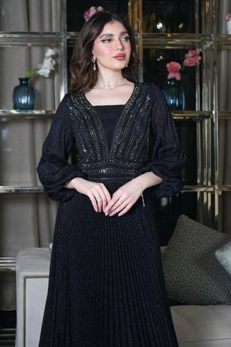 فستان سهره طويل بليسيه مزين بالفصوص لون اسود