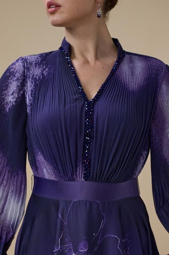 فستان بنفسجي طويل بأكمام طويلة مع حزام محدد للخصر