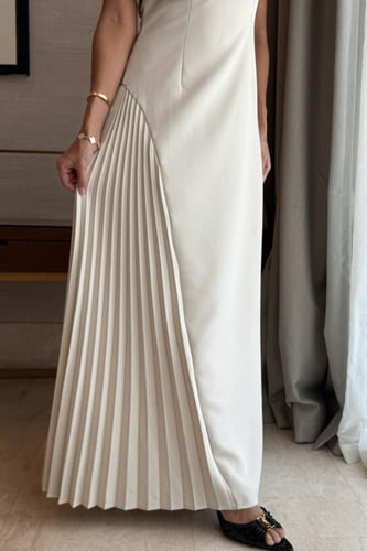 فستان ماكسي بكسرات جانبية لون سكري