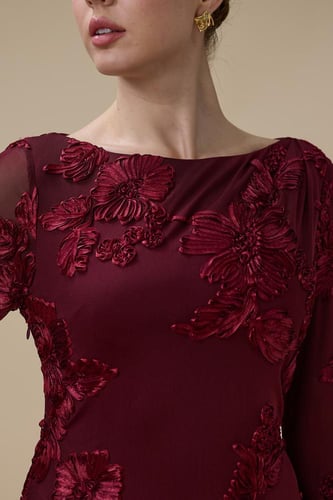 فستان برغندي طويل مطرز بأكمام شفافة