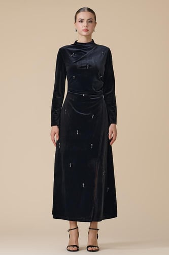 فستان أسود ماكسي مخملي بأحجار كريستالية