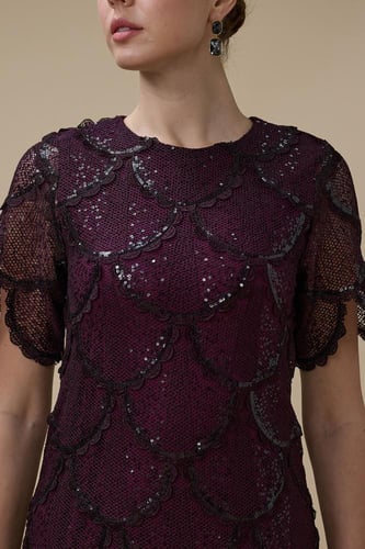 فستان دانتيل عنابي بتنورة بليسيه أنيقة