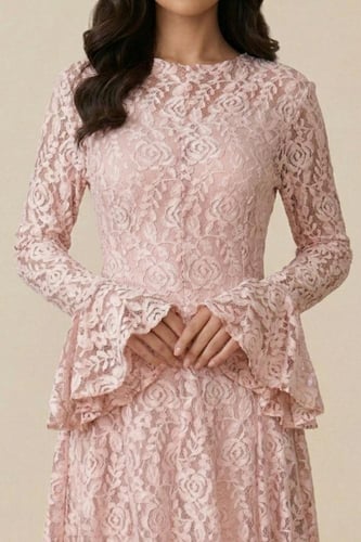فستان وردي طويل دانتيل بنقش زهور
