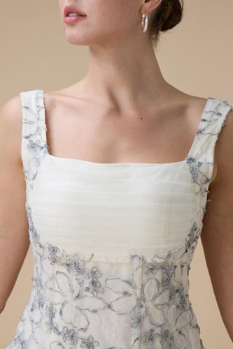 فستان قصير بتطريز رصاصي وتنورة تول شفافة