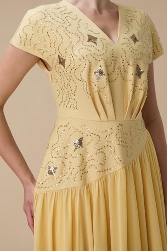 فستان طويل أصفر بتطريز ناعم