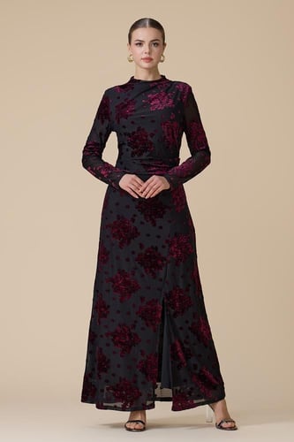 فستان احمر طويل بنقش ورود مخملية