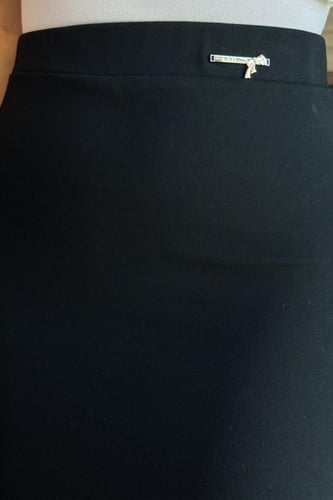 تنورة طويلة ضيقة ببروش عالخصر لون اسود