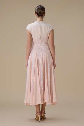 فستان ميدي مشمشي مطرز بالترتر