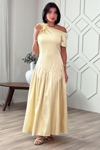 فستان بكسرات وخصر نازل مزين ببروش ورد لون اصفر فات...