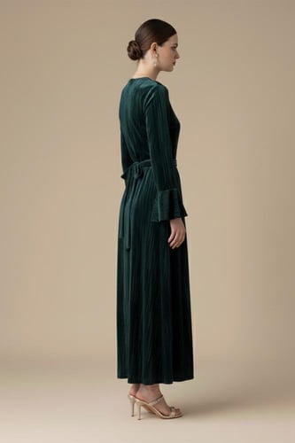 فستان مخملي بفتحة من الأمام لون اخضر