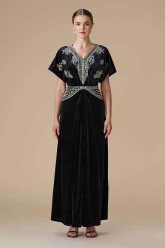 فستان اسود طويل مخمل مطرز