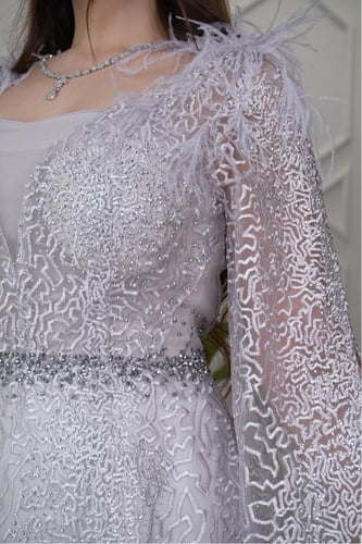 فستان سهره تول مطرز بتصميم كيب مزين بريش لون رصاصي