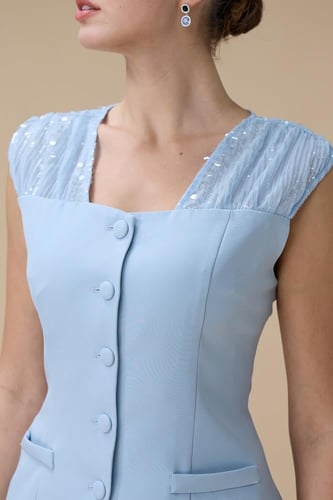 طقم أزرق فاتح بتنورة تول لامعة