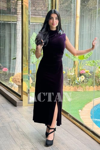 فستان مخملي بقصة ضيقة مزين ببروش لون بنفسجي