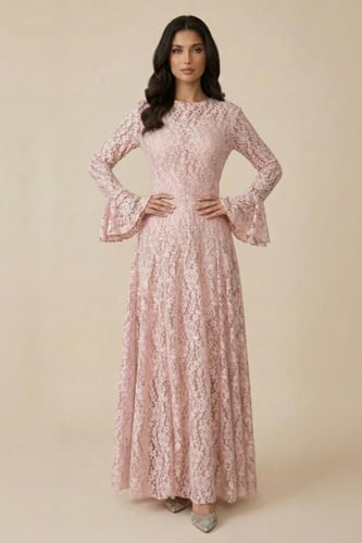 فستان وردي طويل دانتيل بنقش زهور