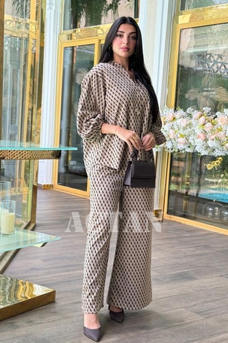 طقم بلوزة وبنطال واسع بطبعة تجريدية