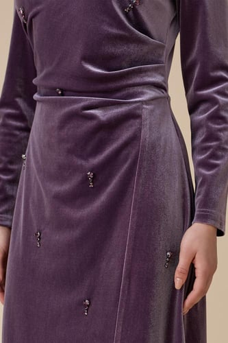 فستان موف ماكسي مخملي بأحجار كريستالية