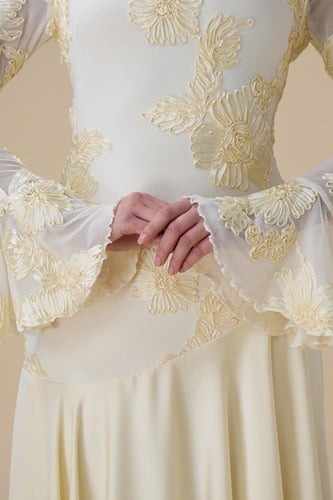 فستان اصفر فاتح طويل مطرز بأكمام شفافة