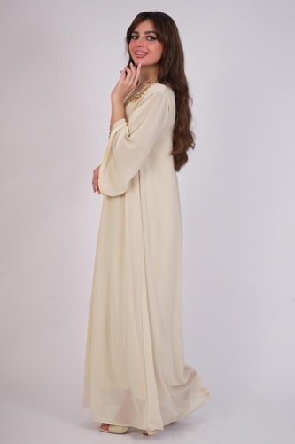 جلابية ماكسي بياقة مزينة بفصوص لون بيج