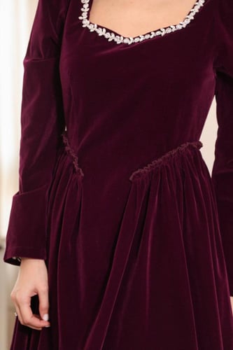 فستان مخمل قصير بياقة مطرزة كريستال لون بنفسجي