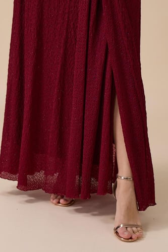 فستان احمر طويل بقصة ملتفة