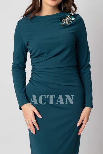 فستان بقصة ضيقة مزين ببروش لون تركواز