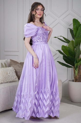 فستان ماكسي بكسرات مزين بتفاصيل من الخرز واللؤلؤ ل...