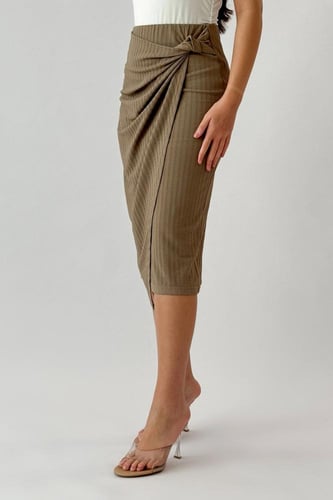 تنوره قصيره بتصميم لف بطيات لون كاكي