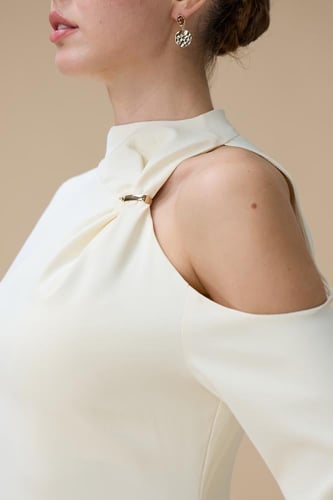 فستان سكري فاتح ميدي بتصميم كتف واحد