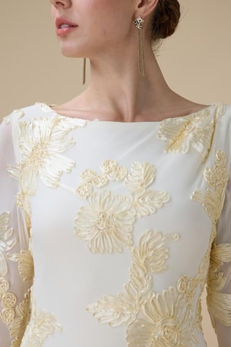 فستان اصفر فاتح طويل مطرز بأكمام شفافة