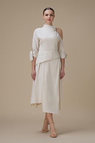 طقم بيج ميدي بتصميم كتف واحد وحزام مطرز باللؤلؤ