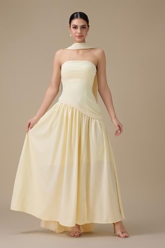 فستان طويل أصفر فاتح مع شال أنيق